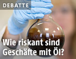 Chemikerin untersucht Erdöl