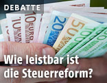 Hand h&auml;lt Bargeld