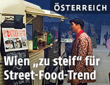 Mann vor einem Hy-Kitchen-Lkw