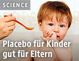 Eine Hand hält einem Kleinkind einen Plastiklöffel hin