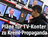 Mann vor Fernsehern mit Vladimir Putin
