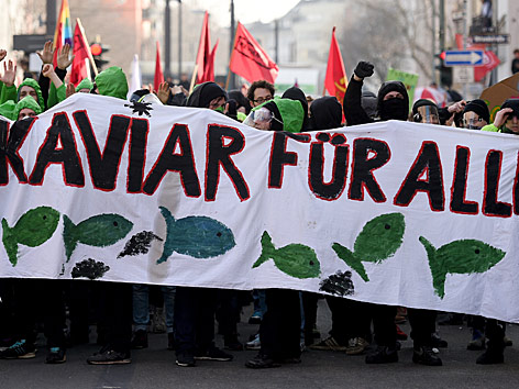 © APA/dpa/Marius Becker Demonstranten mit Transparent bei Protesten in Frankfurt