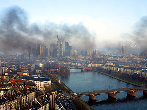 © APA/EPA/www.mainhattan-webcam.de Rauchschwaden über der Stadt Frankfurt