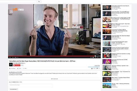 © Screenshot youtube.com Screenshot eines Youtube-Videos mit Comedien Jan Böhmermann, der den Stinkefinger zeigt