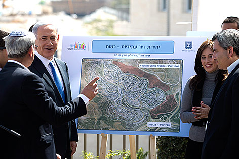 © APA/EPA/Abir Sultan Israelische Ministerpräsident Benjamin Netanjahu neben Bauplänen