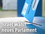 Stimmzettel und Wahlurne
