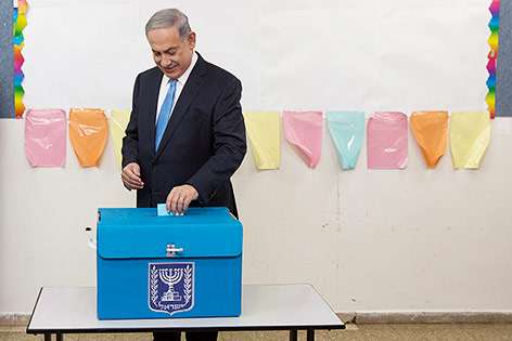 © APA/EPA/Sebastian Scheiner Israels Ministerpräsident Benjamin Netanjahu während seiner Stimmabgabe