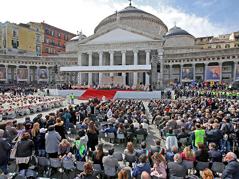 © APA/EPA/Alessandro di Meo Piazza del Plebiscito in Neapel