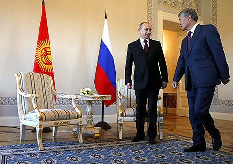 © APA/EPA/Anatoly Maltsev Wladimir Putin und Almazbek Atambayew
