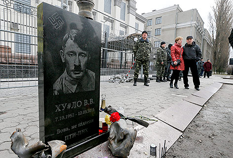 © APA/EPA/Sergey Dolzhenko Grabstein mit Abbild Putins vor russischer Botschaft