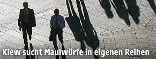 Schatten von Menschen auf einer Straße