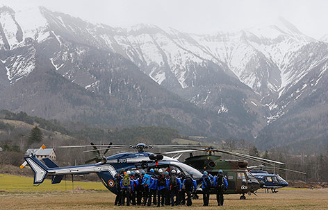 © Reuters/Jean-Paul Pelissier Rettungseinsatzkräfte und Hubschrauber