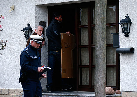© Reuters/Ralph Orlowski Polizist und Ermittler am Hauseingang des Kopiloten