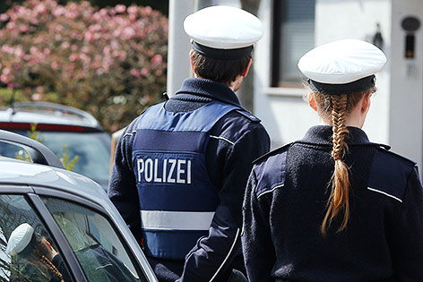 © APA/AP/Michael Probst Polizisten vor dem Haus des Co-Piloten in Montabaur