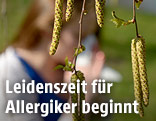 Frau hinter Birkenblüten