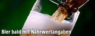 Bier wird in ein Glas gefüllt