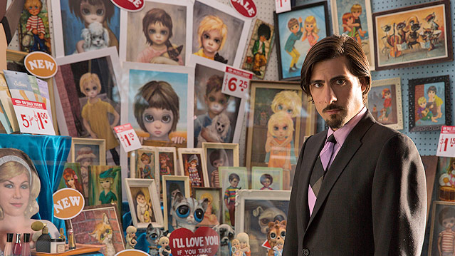 © Studiocanal Jason Schwartzman in einer Szene des Films "Big Eyes" vor einer Auslage mit gemalten Bildern von Kindern mit großen Augen