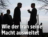 Die Silhoutte des US-Außenministers John Kerry, der sich mit einer Person angeregt unterhält