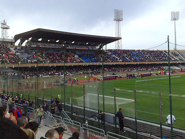 © Gigidelneri unter cc by-sa 3.0 Innenansicht des Stadio Sant Elia