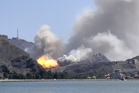 © Reuters/Nabeel Quaiti Explodierendes Waffendepot in der jemenitischen Hafenstadt Aden