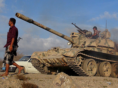 © Reuters/Nabeel Quaiti Ein Panzer an Jemens Grenze