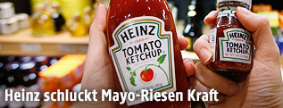 Hand hält eine Heinz-Ketchup-Flasche