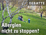 Menschen sitzen in der Wiese
