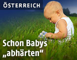 Kleinkind sitzt in einer Wiese