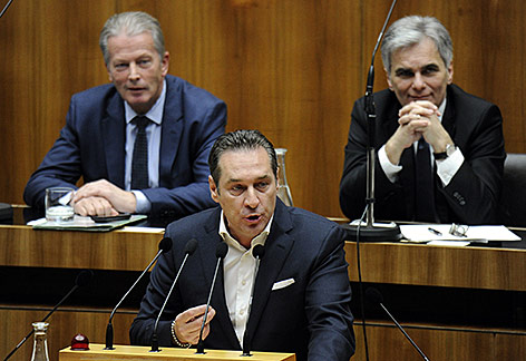© APA/Herbert Pfarrhofer Heinz Christian Strache am Rednerpult im Parlament