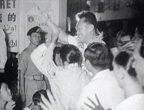 Foto zeigt die Feier Lee Kuan Yews 1959 anlässlich des Sieges seiner Partei PAP