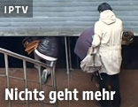 Menschen bei einem U-Bahn-Abgang