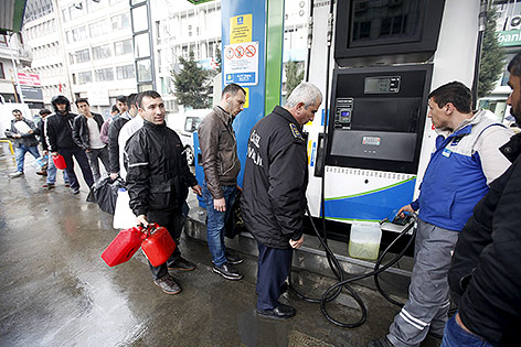 © Reuters/Osman Orsal Menschen stehen um Benzin an