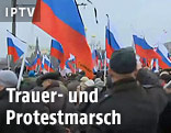 Menschen mit Russland-Flaggen