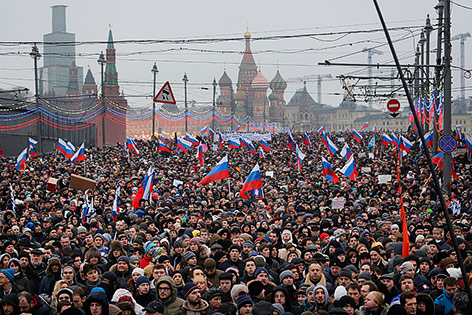 Zenhtausende Menschen halten russische Fahnen hoch