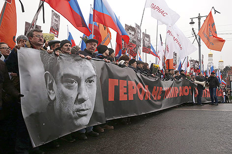 Zenhtausende Menschen halten russische Fahnen hoch