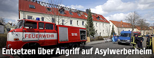Feuerwehr vor besch&auml;digtem Asylheim