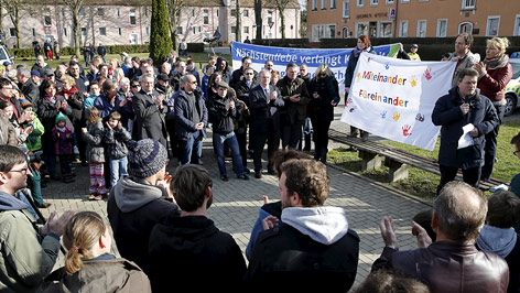 © Reuters/Fabrizio Bensch Einwohner demonstrieren gegen Anschalg auf Asylheim