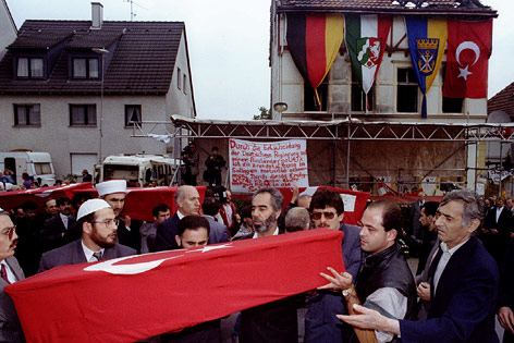 Särge der Getöteten Asylwerber in Solingen (Deutschland)