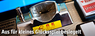 Münzeinwurf bei einem Glücksspielautomaten