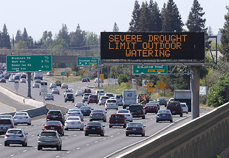 © APA/AP/Rich Pedroncelli Hinweistafel auf einem US-Highway mahnt zum Wassersparen