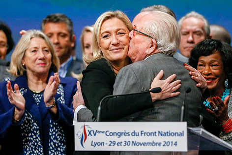 © Reuters/Robert Pratta Marine Le Pen wird von ihrem Vater Jean-Marie Le Pen geküsst