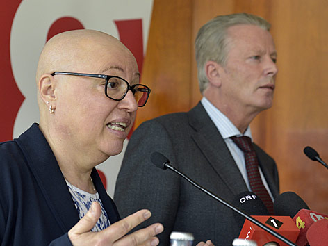 © APA/Hans Punz Gesundheitsministerin Sabine Oberhauser (ÖVP) und Wirtschaftsminister Reinhold Mitterlehner (ÖVP)