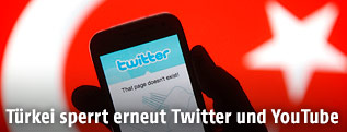 Gesperrter Twitter-Zugang vor einer türkischen Fahne
