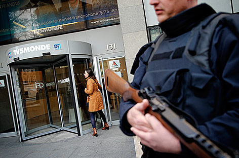 © AP/Christophe Ena Sicherheitskraft vor dem Eingang von TV5Monde