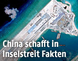 Satellitenaufnahme vom Bau einer Start- und Landebahn auf den Spratly Inseln