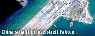Satellitenaufnahme vom Bau einer Start- und Landebahn auf den Spratly Inseln