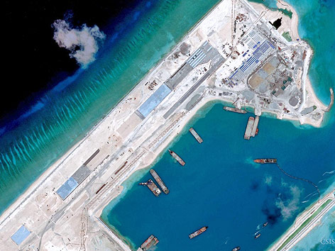 Satellitenaufnahme vom Bau einer Start- und Landebahn auf den Spratly Inseln