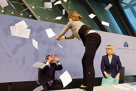 © APA/AP/Michael Probst Tumult bei Draghi-Pressekonferenz