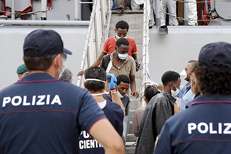 © APA/EPA/Giuseppe Lami Afrikanische Migranten verlassen unter Polizeiaufsicht ein Boot der italienischen Marine