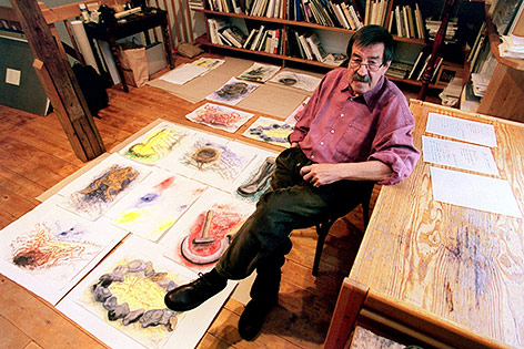 Günter Grass in seinem Arbeitszimmer mit Aquarellen